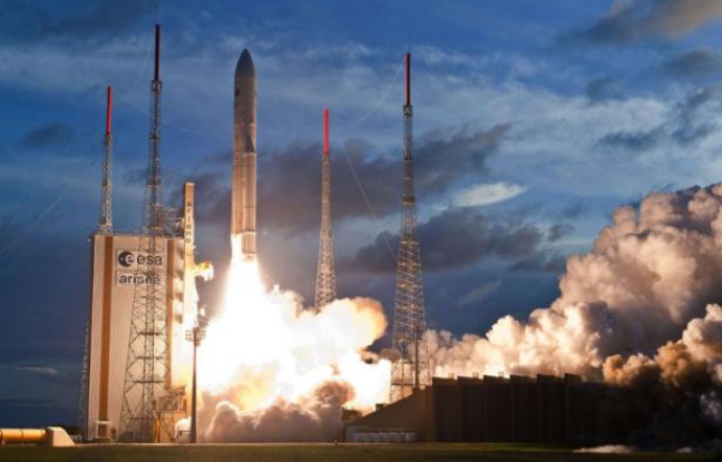 La fusée Ariane 5 au décollage, le 5 juillet 2012. La fusée Ariane 5 au décollage, le 5 juillet 2012.