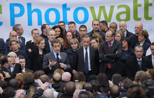 Le président de la République Nicolas Sarkozy au milieu des salariés de l'entreprise Photowatt à Bourgoin-Jallieu, en Isère, le 14 février 2012. Le président de la République Nicolas Sarkozy au milieu des salariés de l'entreprise Photowatt à Bourgoin-Jallieu, en Isère, le 14 février 2012.