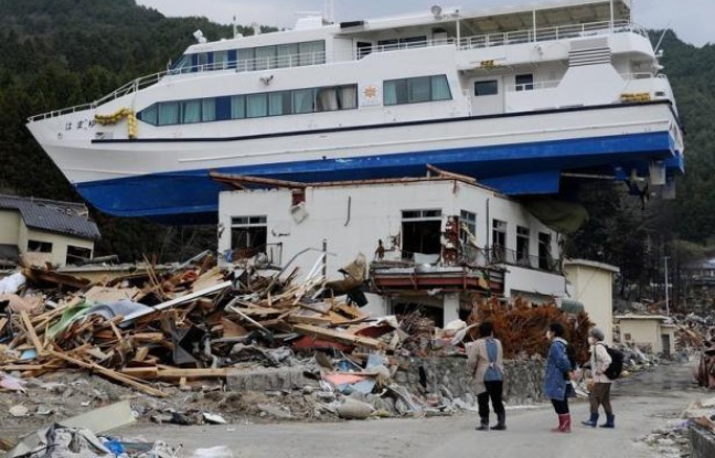 Le bateau hissé sur un bâtiment de deux étages par le tsunami a disparu et la plupart des débris qui jonchaient le port de pêche d'Otsuchi ont été déblayés, mais une question se pose un an après: faut-il reconstruire une ville à l'avenir aussi incertain ? Le bateau hissé sur un bâtiment de deux étages par le tsunami a disparu et la plupart des débris qui jonchaient le port de pêche d'Otsuchi ont été déblayés, mais une question se pose un an après: faut-il reconstruire une ville à l'avenir aussi incertain ?