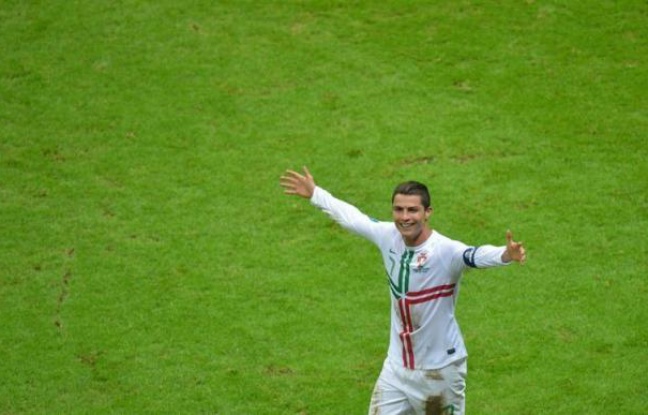 "On a montré une belle unité sur le terrain", a salué Cristiano Ronaldo, attaquant et capitaine du Portugal, auteur du but de la qualification en demi-finale de l'Euro-2012, face à la République Tchèque, battue (1-0) en quarts jeudi à Varsovie. "On a montré une belle unité sur le terrain", a salué Cristiano Ronaldo, attaquant et capitaine du Portugal, auteur du but de la qualification en demi-finale de l'Euro-2012, face à la République Tchèque, battue (1-0) en quarts jeudi à Varsovie.