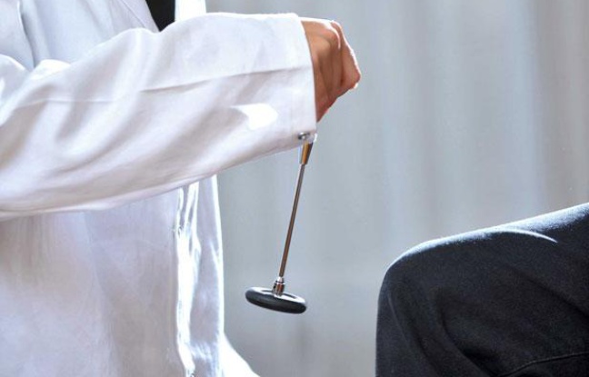 Photo d'illustration: un médecin teste les réflexes d'un patient lors d'une consultation. Photo d'illustration: un médecin teste les réflexes d'un patient lors d'une consultation.
