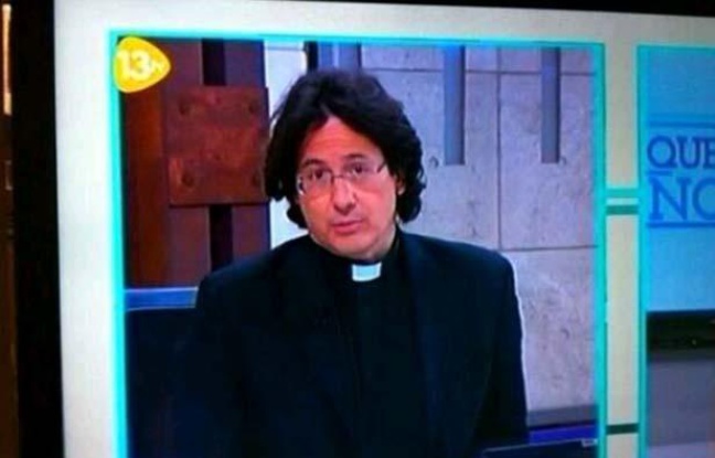 Capture d'un tweet qui montre une image de la télé espagnole où les internautes ont cru remarquer le sosie de François Hollande, le 21 juin 2013. Capture d'un tweet qui montre une image de la télé espagnole où les internautes ont cru remarquer le sosie de François Hollande, le 21 juin 2013.