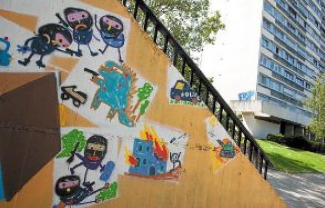 L'autre mur libre et non soumis à autorisation se situe sur les quais de Loire.Dans le Bas Chantenay, le mur situé en bas de la Carrière est devenu, depuis avril dernier, accessible aux graffeurs nantais sans la moindre autorisation.Les murs du Plan Graff sont aujourd'hui au nombre de dix, mais d'autres espaces pourraient être rejoindre la liste dans les mois à venir. L'autre mur libre et non soumis à autorisation se situe sur les quais de Loire.Dans le Bas Chantenay, le mur situé en bas de la Carrière est devenu, depuis avril dernier, accessible aux graffeurs nantais sans la moindre autorisation.Les murs du Plan Graff sont aujourd'hui au nombre de dix, mais d'autres espaces pourraient être rejoindre la liste dans les mois à venir.