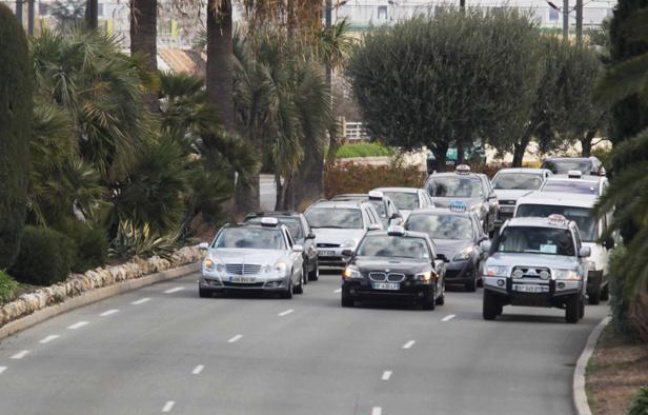 A Nice le 10 janvier 2013, entre 170 et 200 taxis ce sont retrouvé ce matin vers 8h à l'aéroport Nice Côte d'Azur pour une opération escargot. A Nice le 10 janvier 2013, entre 170 et 200 taxis ce sont retrouvé ce matin vers 8h à l'aéroport Nice Côte d'Azur pour une opération escargot.