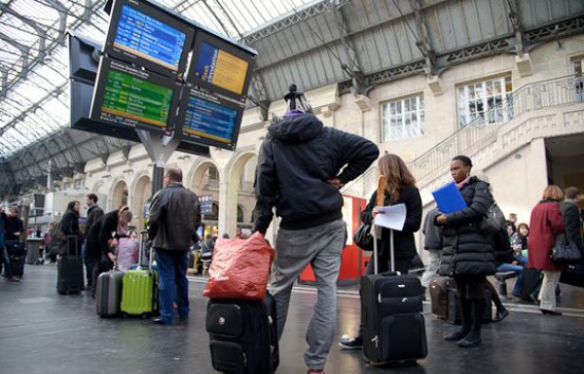 Des usagers de la SNCF attendent d'avoir des information sur le trafic sur le réseau à la gare de l'Est le 3 avril 2012. Des usagers de la SNCF attendent d'avoir des information sur le trafic sur le réseau à la gare de l'Est le 3 avril 2012.