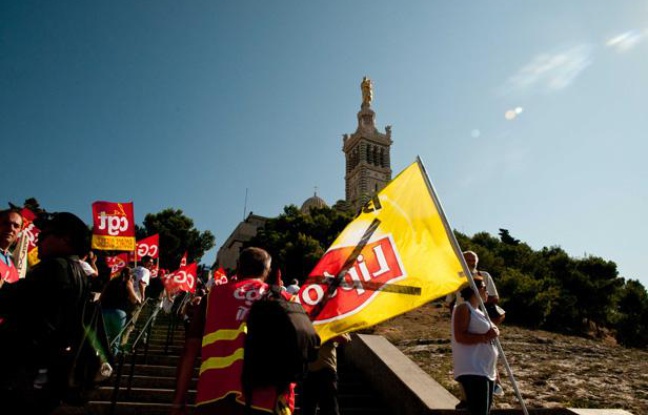 Les ouvriers de Fralib ont recouvert en mars 2011 Notre Dame de la Garde d'une banderole pour manifester contre la fermeture de leur usine Lipton à Gémenos. Les ouvriers de Fralib ont recouvert en mars 2011 Notre Dame de la Garde d'une banderole pour manifester contre la fermeture de leur usine Lipton à Gémenos.