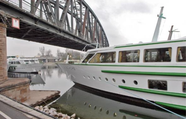 La société CroisiEurope va organiser des croisières sur la Garonne. La société CroisiEurope va organiser des croisières sur la Garonne.