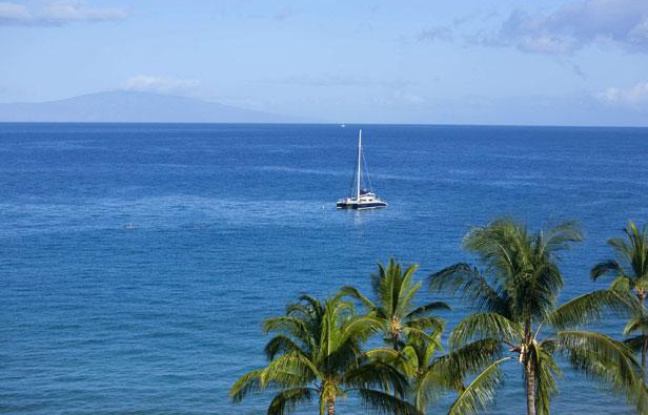 Un bateau près des côtes de l'île de Lanai, à Hawaii. Un bateau près des côtes de l'île de Lanai, à Hawaii.