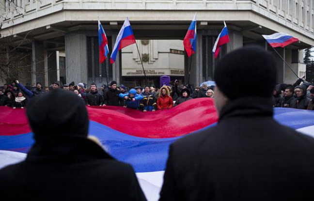 Manifestation pro-russe devant le Parlement de Crimée, le 27 février 2014. Manifestation pro-russe devant le Parlement de Crimée, le 27 février 2014.