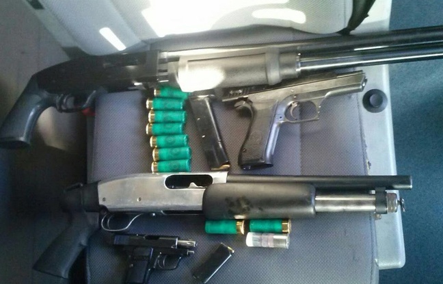 Des armes retrouvées dans la voiture d'un homme à la frontière franco-espagnole. Des armes retrouvées dans la voiture d'un homme à la frontière franco-espagnole.
