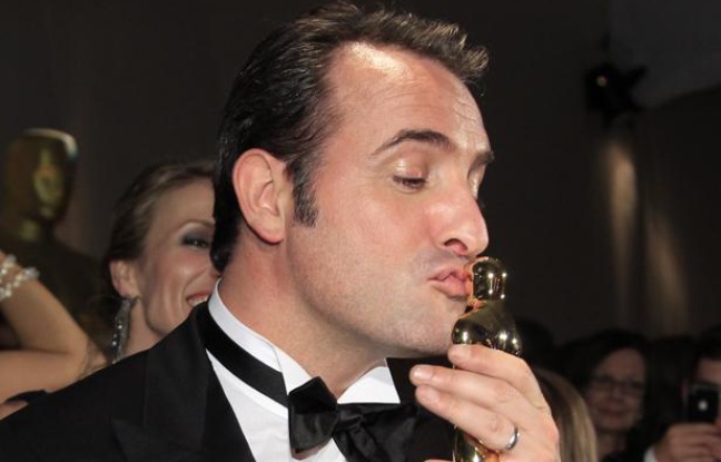 Jean Dujardin et son Oscar, le 26 février 2012, à Hollywood (Californie). Jean Dujardin et son Oscar, le 26 février 2012, à Hollywood (Californie).