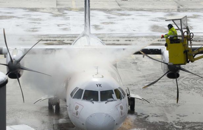 Dégivrage d'un avion sur les pistes d'Orly, le 13 mars 2013. Dégivrage d'un avion sur les pistes d'Orly, le 13 mars 2013.