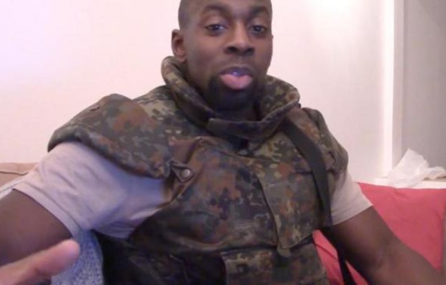 Capture d'écran d'une vidéo postée le 11 janvier 2015 sur les réseaux sociaux islamistes d'un homme se présentant comme Amedy Coulibaly Capture d'écran d'une vidéo postée le 11 janvier 2015 sur les réseaux sociaux islamistes d'un homme se présentant comme Amedy Coulibaly