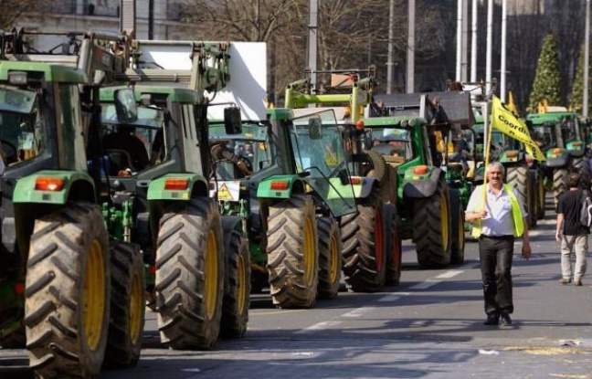 Des incidents ont éclaté samedi entre jeunes et forces de l'ordre à Nantes après une manifestation anti-aéroport qui avait rassemblé dans le calme de 3.000 à 10.000 manifestants. Des incidents ont éclaté samedi entre jeunes et forces de l'ordre à Nantes après une manifestation anti-aéroport qui avait rassemblé dans le calme de 3.000 à 10.000 manifestants.