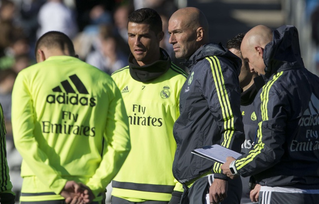 Entre Zidane et Ronaldo, c'est à qui encensera l'autre le plus souvent. Entre Zidane et Ronaldo, c'est à qui encensera l'autre le plus souvent.