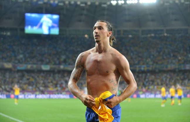 L'attaquant suédois Zlatan Ibrahimovic, le 19 juin 2012, à Kiev. L'attaquant suédois Zlatan Ibrahimovic, le 19 juin 2012, à Kiev.