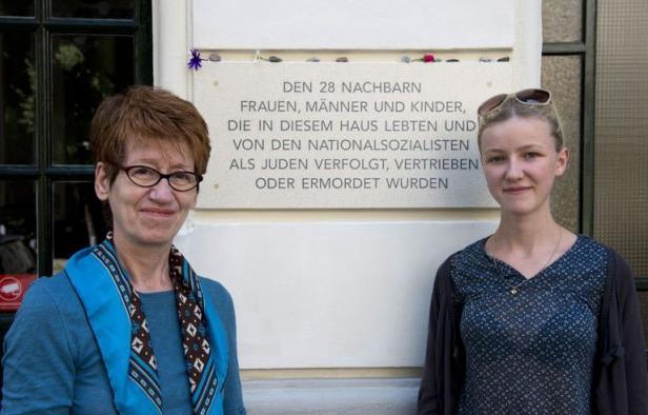 "Que s'est-il passé dans notre appartement il y a 70 ans"? Des Berlinois sont partis à la recherche des anciens locataires juifs de leur immeuble, déportés sous le IIIe Reich, pour que ces victimes des nazis ne soient pas oubliées. "Que s'est-il passé dans notre appartement il y a 70 ans"? Des Berlinois sont partis à la recherche des anciens locataires juifs de leur immeuble, déportés sous le IIIe Reich, pour que ces victimes des nazis ne soient pas oubliées.
