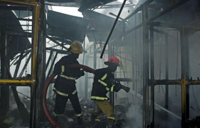 Le Premier ministre kényan Raila Odinga a dénoncé "un acte de terrorisme" après l'explosion qui a fait 33 blessés dont 5 dans un état grave lundi dans un centre commercial, en plein centre de la capitale Nairobi. Le Premier ministre kényan Raila Odinga a dénoncé "un acte de terrorisme" après l'explosion qui a fait 33 blessés dont 5 dans un état grave lundi dans un centre commercial, en plein centre de la capitale Nairobi.
