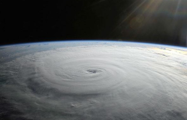 Ce n’est évidemment pas la première fois que des photos prises de l’espace nous parviennent mais Cupola offre la possibilité à des humains de les réaliser et donc la possibilité de capturer des moments bien précis ou inattendus (ici l’ouragan Danielle le 27 août 2010). Ce n’est évidemment pas la première fois que des photos prises de l’espace nous parviennent mais Cupola offre la possibilité à des humains de les réaliser et donc la possibilité de capturer des moments bien précis ou inattendus (ici l’ouragan Danielle le 27 août 2010).