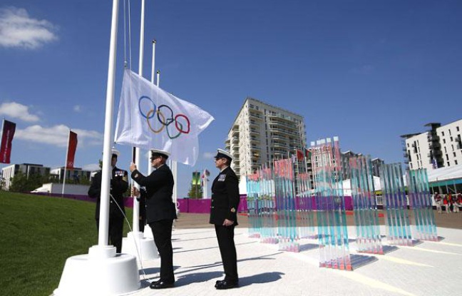 Les membres de la Royal Navy, lors de la cérémonie d'ouverture du village olympique, le 22 juillet 2012 à Londres.
Les membres de la Royal Navy, lors de la cérémonie d'ouverture du village olympique, le 22 juillet 2012 à Londres.
