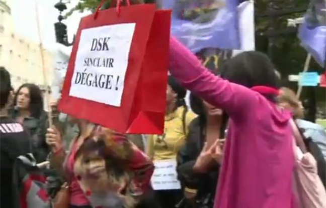 Capture d'écran d'une vidéo AFP sur la manifestation anti-DSK du 11 septembre 2011 à Paris. Capture d'écran d'une vidéo AFP sur la manifestation anti-DSK du 11 septembre 2011 à Paris.