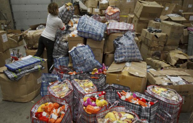 Louvres le 24 octobre 2013. Operation d'envergure et saisie de marchandises dans un entrepot par les services des douanes et la DGCCRF. Saisie et analyses sur des jouets d'origine chinoise non conformes ou dangereux contenant des objets pouvant se detacher, etre ingerer ou contenant des substances chimiques nocives pour les enfants. Louvres le 24 octobre 2013. Operation d'envergure et saisie de marchandises dans un entrepot par les services des douanes et la DGCCRF. Saisie et analyses sur des jouets d'origine chinoise non conformes ou dangereux contenant des objets pouvant se detacher, etre ingerer ou contenant des substances chimiques nocives pour les enfants.