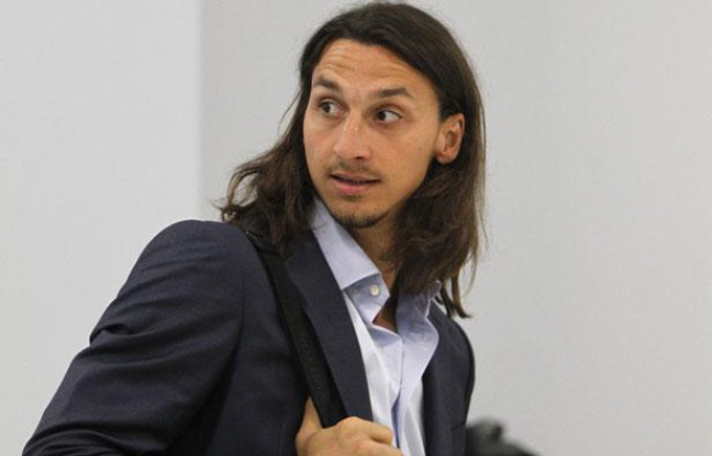 L'attaquant suédois Zlatan Ibrahimovic à l'aéroport de Kiev lors de l'Euro, le 11 juin 2012. L'attaquant suédois Zlatan Ibrahimovic à l'aéroport de Kiev lors de l'Euro, le 11 juin 2012.