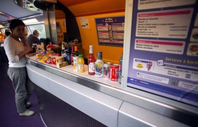 Dans le peloton de tête des motifs de grogne, la restauration à bord des TGV pourrait connaître de grands bouleversements: la SNCF a lancé un appel à idées pour réinventer à la fois les sandwichs, quiches et salades mais aussi le wagon-bar et les services qui vont avec. Dans le peloton de tête des motifs de grogne, la restauration à bord des TGV pourrait connaître de grands bouleversements: la SNCF a lancé un appel à idées pour réinventer à la fois les sandwichs, quiches et salades mais aussi le wagon-bar et les services qui vont avec.