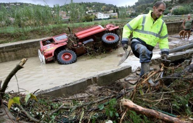 Après les fortes pluies et inondations qui ont fait trois morts en France durant le week-end, la situation s'apaisait et trois départements seulement restaient en vigilance orange "crues" lundi matin dans le Sud-Est et le Sud-Ouest, selon le site de Météo France. Après les fortes pluies et inondations qui ont fait trois morts en France durant le week-end, la situation s'apaisait et trois départements seulement restaient en vigilance orange "crues" lundi matin dans le Sud-Est et le Sud-Ouest, selon le site de Météo France.
