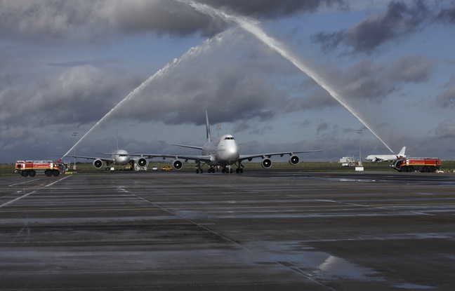 Le dernier vol du boeing 747 le 14/01/2015 à son arrivée. Le dernier vol du boeing 747 le 14/01/2015 à son arrivée.