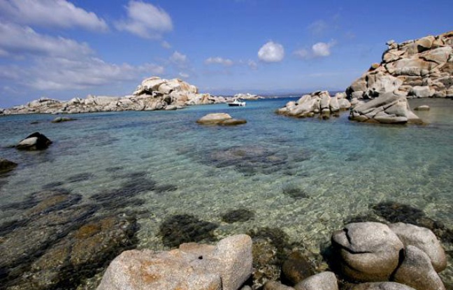 Les îles Lavezzi, au large de la Corse, sont une des réserves naturelles de Méditerranée. Les îles Lavezzi, au large de la Corse, sont une des réserves naturelles de Méditerranée.