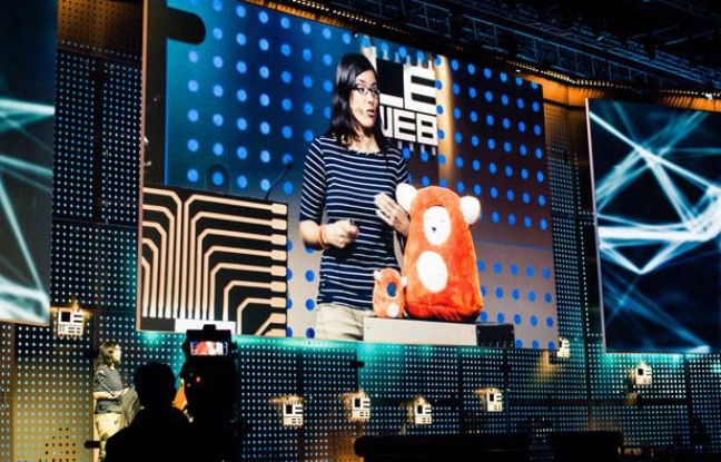 Carly Gloge, PDG et co-fondatrice de la start-up Ubooly présente sa peluche connectée à la conférence LeWeb 2012. Carly Gloge, PDG et co-fondatrice de la start-up Ubooly présente sa peluche connectée à la conférence LeWeb 2012.