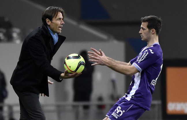 L'entraîneur du TFC Dominique Arribagé avec le défenseur Uros Spajic lors du match de Ligue 1 contre le Gazélec Ajaccio, le 20 février 2016 au Stadium de Toulouse. L'entraîneur du TFC Dominique Arribagé avec le défenseur Uros Spajic lors du match de Ligue 1 contre le Gazélec Ajaccio, le 20 février 2016 au Stadium de Toulouse.