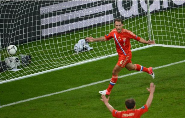 Les Russes pendant le premier match de l'Euro contre la République Tchèque (4-1) le 8 juin 2012. Les Russes pendant le premier match de l'Euro contre la République Tchèque (4-1) le 8 juin 2012.