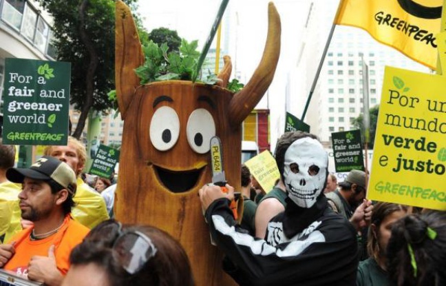 Brandissant pancartes, ballons et tronçonneuses, des dizaines de milliers de manifestants du Sommet des peuples ont défilé mercredi dans la bonne humeur dans le centre-ville pour exiger une transformation radicale de l'économie, en marge de la conférence de l'ONU Rio+20. Brandissant pancartes, ballons et tronçonneuses, des dizaines de milliers de manifestants du Sommet des peuples ont défilé mercredi dans la bonne humeur dans le centre-ville pour exiger une transformation radicale de l'économie, en marge de la conférence de l'ONU Rio+20.