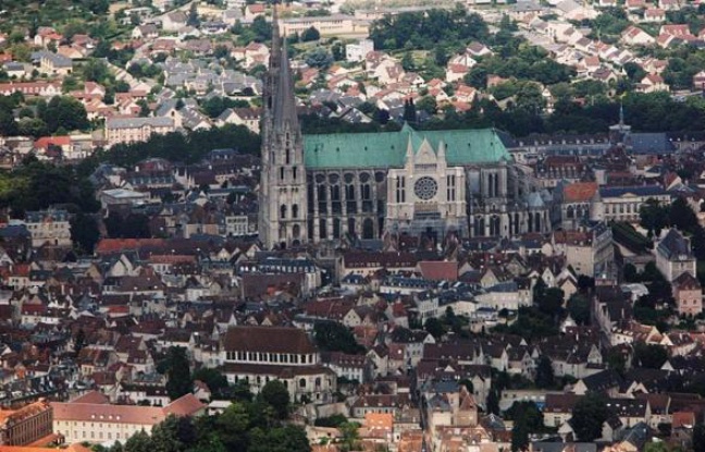 Un homme s'est retranché pendant près de deux heures jeudi après-midi en haut du portail nord de la cathédrale de Chartres pour dénoncer, comme à Nantes la semaine dernière, un problème de garde d'enfant, avant de se laisser arrêter, a-t-on appris de source policière. Un homme s'est retranché pendant près de deux heures jeudi après-midi en haut du portail nord de la cathédrale de Chartres pour dénoncer, comme à Nantes la semaine dernière, un problème de garde d'enfant, avant de se laisser arrêter, a-t-on appris de source policière.