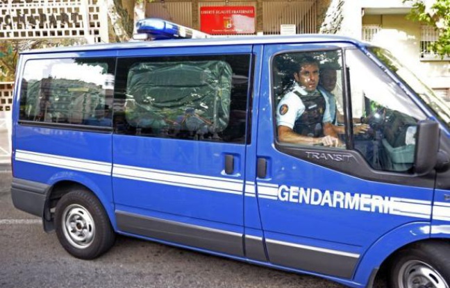 L'homme qui a avoué avoir tué deux gendarmes dimanche dans le Var, qualifié d'"incontrôlable" par son propre frère, a été mis en examen dans la nuit de mardi à mercredi à Toulon, ainsi que sa compagne, poursuivie pour "complicité et dissimulation de preuves". L'homme qui a avoué avoir tué deux gendarmes dimanche dans le Var, qualifié d'"incontrôlable" par son propre frère, a été mis en examen dans la nuit de mardi à mercredi à Toulon, ainsi que sa compagne, poursuivie pour "complicité et dissimulation de preuves".