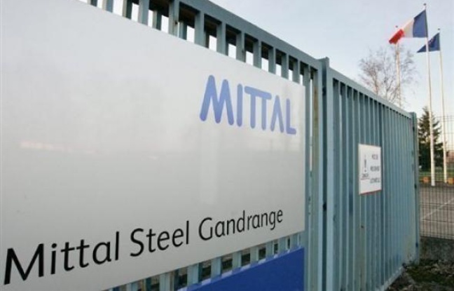 Un an après la promesse de Nicolas Sarkozy de maintenir en totalité l'activité de l'aciérie d'ArcelorMittal à Gandrange (Moselle), élus et syndicats lorrains s'estiment floués et accusent le chef de l'Etat de leur avoir menti. Un an après la promesse de Nicolas Sarkozy de maintenir en totalité l'activité de l'aciérie d'ArcelorMittal à Gandrange (Moselle), élus et syndicats lorrains s'estiment floués et accusent le chef de l'Etat de leur avoir menti.