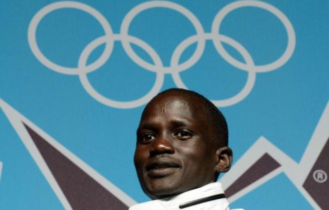 Enfant, Guor Marial courait pour sauver sa peau. Dimanche, ce réfugié sud-soudanais participera au marathon des JO de Londres sous les couleurs du drapeau olympique, et sa famille restée au pays marchera 50 km pour suivre sa course sur le poste de télévision le plus proche. Enfant, Guor Marial courait pour sauver sa peau. Dimanche, ce réfugié sud-soudanais participera au marathon des JO de Londres sous les couleurs du drapeau olympique, et sa famille restée au pays marchera 50 km pour suivre sa course sur le poste de télévision le plus proche.