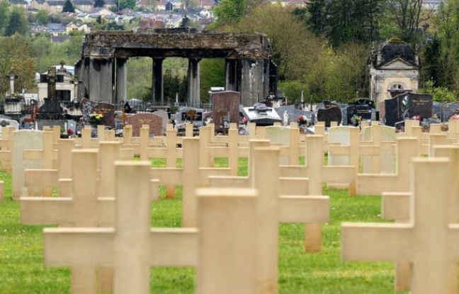 Quarante tombes ont été profanées dans un cimetière militaire des Ardennes où reposent des soldats allemands, jetant une ombre sur le cinquantenaire de la réconciliation franco-allemande célébrée dimanche par Angela Merkel et François Hollande, a annoncé samedi l'Intérieur. Quarante tombes ont été profanées dans un cimetière militaire des Ardennes où reposent des soldats allemands, jetant une ombre sur le cinquantenaire de la réconciliation franco-allemande célébrée dimanche par Angela Merkel et François Hollande, a annoncé samedi l'Intérieur.
