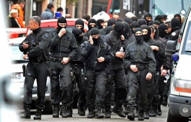 Mohamed Merah est mort après avoir résisté lors de l'assaut des hommes du Raid contre l'appartement où il était retranché. Mohamed Merah est mort après avoir résisté lors de l'assaut des hommes du Raid contre l'appartement où il était retranché.