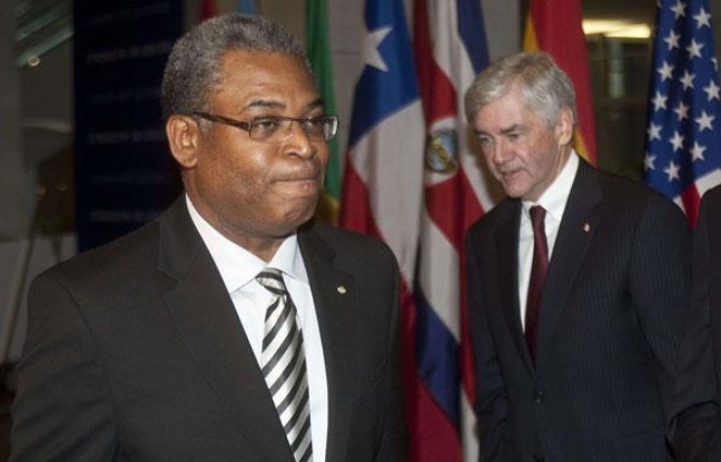 Le Premier ministre haïtien Jean-Max Bellerive (à gauche) et le ministre des Affaires étrangères canadien Lawrence Cannon, lors de la réunion sur la reconstruction d'Haïti à Montréal (Canada), le 25 janvier 2010. Le Premier ministre haïtien Jean-Max Bellerive (à gauche) et le ministre des Affaires étrangères canadien Lawrence Cannon, lors de la réunion sur la reconstruction d'Haïti à Montréal (Canada), le 25 janvier 2010.