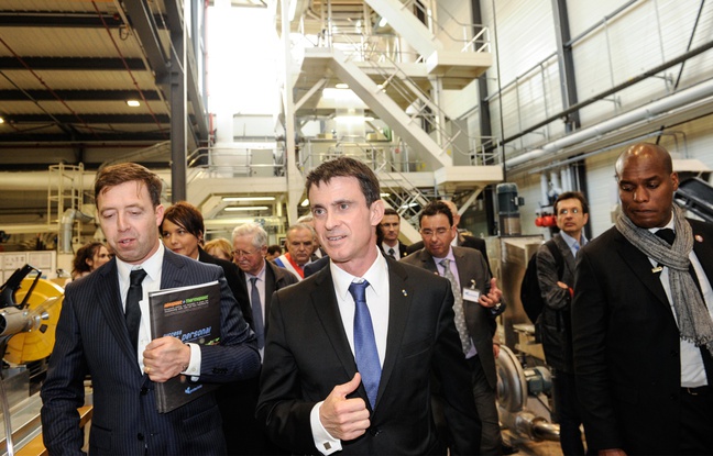 Manuel Valls, lundi 22 février, en visite de l'usine Protechnic, à Cernay dans l'Est de la France. Manuel Valls, lundi 22 février, en visite de l'usine Protechnic, à Cernay dans l'Est de la France.