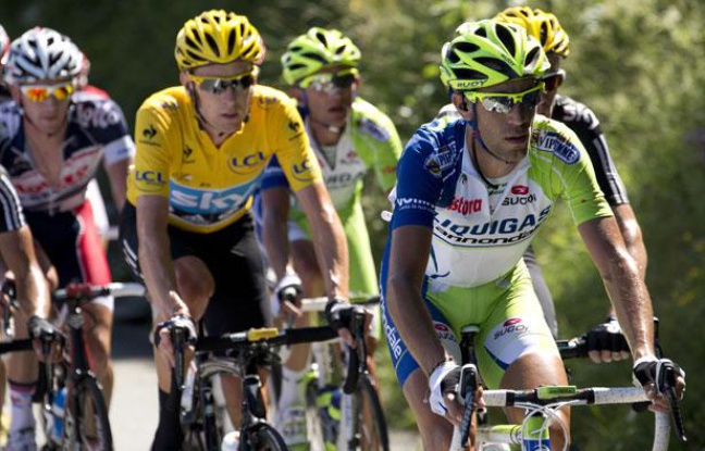 L'Italien Vincenzo Nibali en tête du peloton devant Bradley Wiggins en jaune, le 8 juillet 2012. L'Italien Vincenzo Nibali en tête du peloton devant Bradley Wiggins en jaune, le 8 juillet 2012.