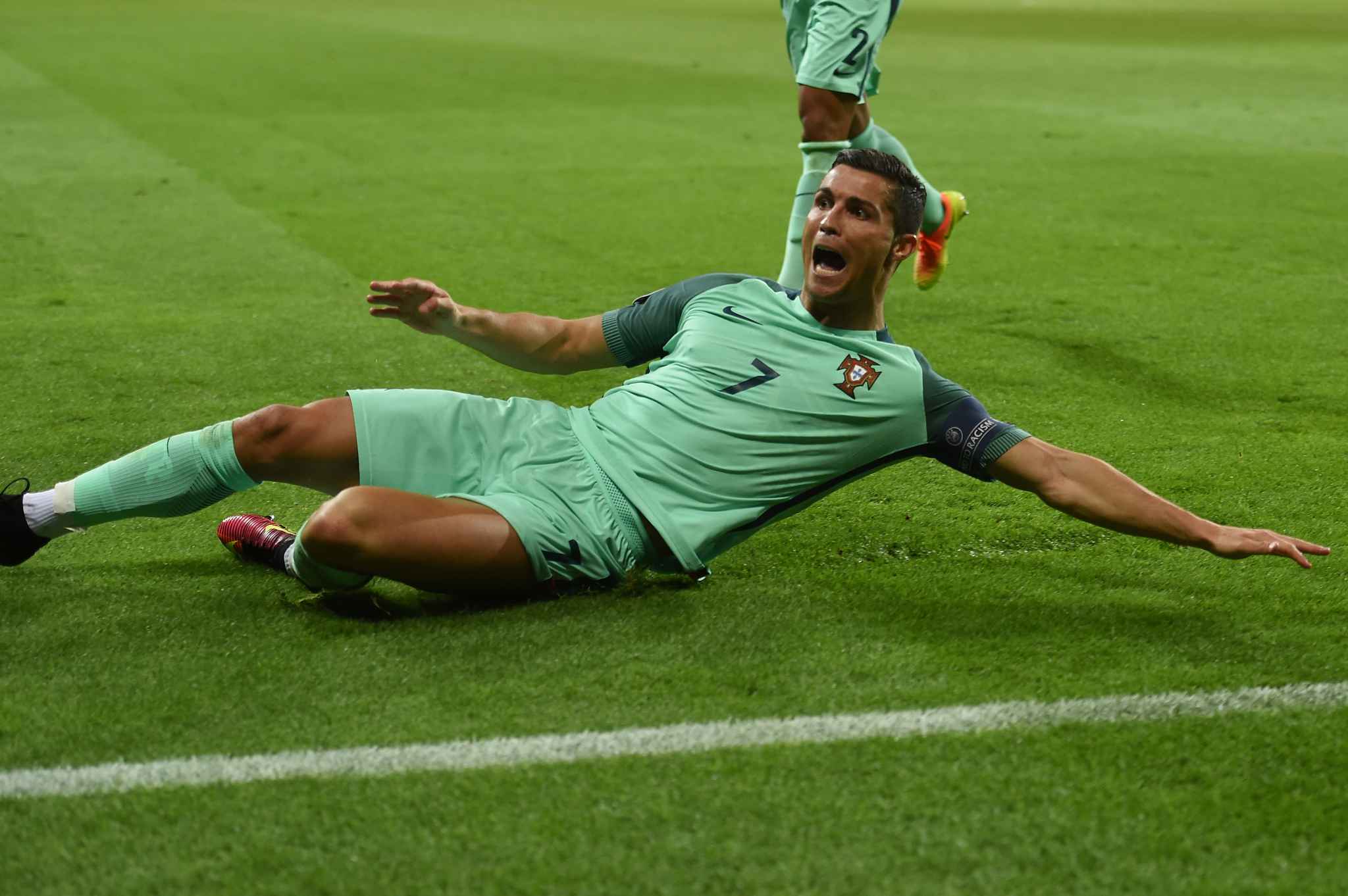 2048x1536-fit_cristiano-ronaldo-cache-emotion-mercredi-apres-etre-qualifie-deuxieme-grande-finale-seleco.jpg