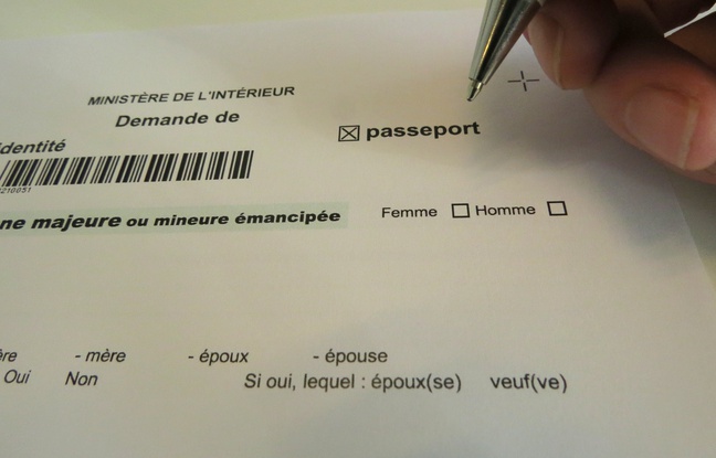 Feuille administrative de demande de passeport du ministre de l'Intrieur avec cases homme et femme, le 12 octobre 2015. Feuille administrative de demande de passeport du ministre de l'Intrieur avec cases homme et femme, le 12 octobre 2015.