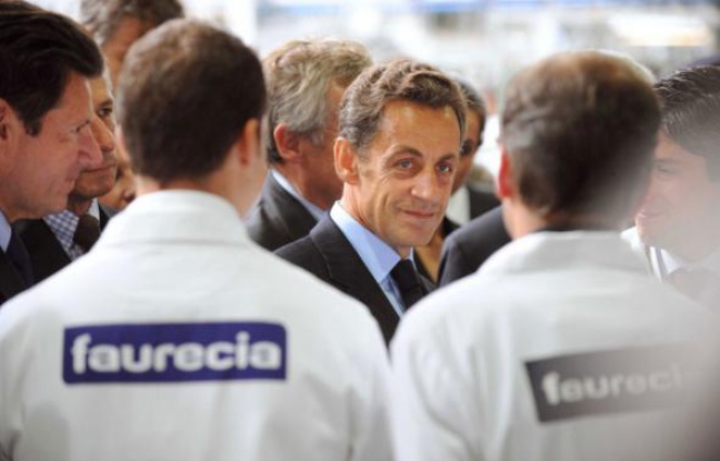 La visite de Nicolas Sarkozy dans une usine Faurecia à Caligny (Orne) le 3 septembre 2009 est soupçonnée par la télé belge RTBF d'avoir été bidonnée. La visite de Nicolas Sarkozy dans une usine Faurecia à Caligny (Orne) le 3 septembre 2009 est soupçonnée par la télé belge RTBF d'avoir été bidonnée.