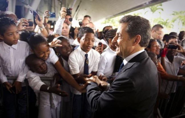 Nicolas Sarkozy a entamé samedi une visite de deux jours en Guyane d'où il doit présenter ses voeux aux Français d'outre-mer, profitant d'une étape en forêt amazonienne pour parler environnement, orpaillage mais aussi immigration clandestine, après un tour en pirogue Nicolas Sarkozy a entamé samedi une visite de deux jours en Guyane d'où il doit présenter ses voeux aux Français d'outre-mer, profitant d'une étape en forêt amazonienne pour parler environnement, orpaillage mais aussi immigration clandestine, après un tour en pirogue