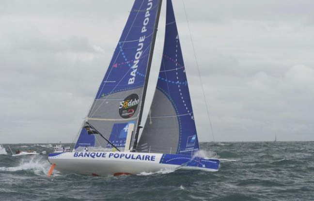 Le bateau d'Armel Le Cléac'h au large des Sables d'Olonne, le 10 novembre 2012. Le bateau d'Armel Le Cléac'h au large des Sables d'Olonne, le 10 novembre 2012.