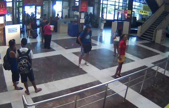 Les enquêteurs envisagent l'hypothèse d'un complice ayant déclenché à distance depuis un téléphone mobile l'explosif porté par l'auteur de l'attentat suicide anti-israélien en Bulgarie le 18 juillet, indiquent samedi le journal Pressa et la télévision privée bTV. Les enquêteurs envisagent l'hypothèse d'un complice ayant déclenché à distance depuis un téléphone mobile l'explosif porté par l'auteur de l'attentat suicide anti-israélien en Bulgarie le 18 juillet, indiquent samedi le journal Pressa et la télévision privée bTV.